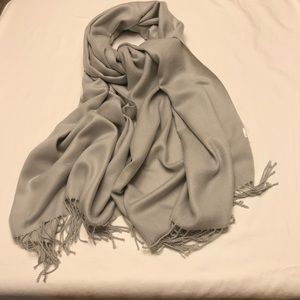 Gray thick scarf.